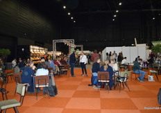 Achterin hal 1 was ruimte voor het nuttigen van een maaltijd en bijpraten.